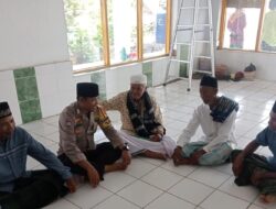 Jum,at Curhat Bhabinkamtibmas Polsek Woha Imbau Warga Jaga Kamtibmas Jelang Pemilu 2024