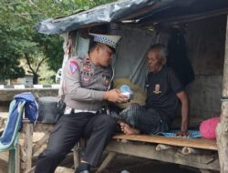 “Jumat Berkah” Satlantas Polres Bima Bagikan Nasi Kotak Kepada Warga
