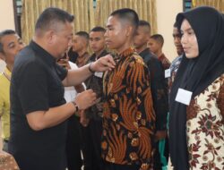 Kapolres Bima Kota Berikan Materi Disiplin pada Diklat dan Pengukuhan Paskibra di SMAN 1 Kota Bima