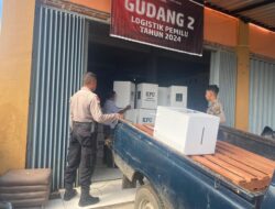 Personel Satgas Preventif Amankan Pergeseran Kotak Suara dari Gudang Logistik ke Kantor KPU Kota Bima