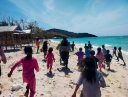 Kiprah Mulia Bhabinkamtibmas Desa Bajo Pulau: Cerdaskan Generasi Bangsa Lewat Belajar Membaca