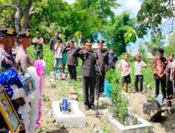 Beri Penghormatan Terakhir, Kapolres Bima AKBP Eko Sutomo SIK.MIK Jadi Irup Pemakaman Anggotanya