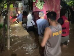 Sat Samapta Polres Bima Kota Polda NTB Beraksi Evakuasi Warga Korban Banjir di Kota Bima