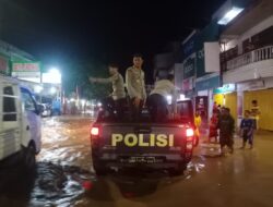 Respon Cepat Polsek Rasanae Barat Polres Bima Kota Bantu Evakuasi Warga dari Banjir