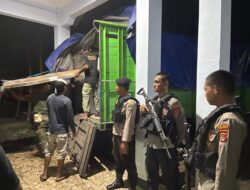 Personil Ton 1 Dalmas Sat Samapta Polres Bima Kota Melaksanakan Pengawalan Kotak Suara dari KPU Kabupaten Bima ke Kantor Camat Wera