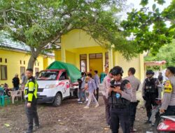 Personel Polres Bima, Kawal Pendistribusian Logistik Pemilu di Kecamatan Terujung di Kabupaten Bima.