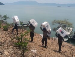 Polri Kawal Distribusi Logistik Pemilu di Pulau Terluar Bima NTB