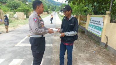 Peduli Antar Sesama, Jumat Berkah Satlantas Polres Bima Bagikan Nasi Kotak Kepada Pengguna Jalan dan Masyarakat