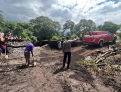 Jembatan Hanyut, Bhabinkamtibmas Polsek Tambora Gotong Royong Membuat  Jalan Alternatif Bersama Warga