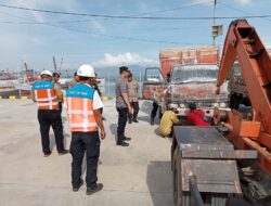 Polsek Kawasan Pelabuhan Laut Bima Polres Bima Kota Bersama Pihak Pelindo Bima Lakukan Penertiban Kendaraan Truck di Area Pelabuhan