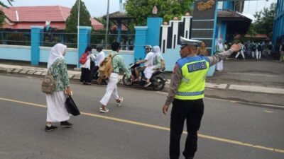 Personel Satuan Lalu Lintas Polres Bima Kota Antisipasi Kemacetan dan Kecelakaan di Titik Rawan