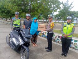 Sosialisasi Kamseltibcarlantas dan Pembagian Helm SNI untuk Operasi Keselamatan Rinjani 2024