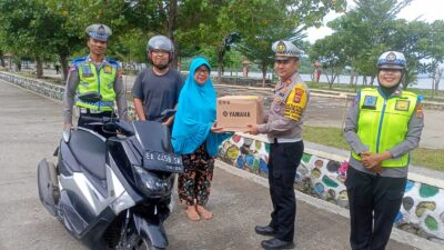 Sosialisasi Kamseltibcarlantas dan Pembagian Helm SNI untuk Operasi Keselamatan Rinjani 2024