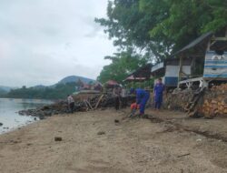 Jaga Kebersihan Pantai, Satpolairud Polres Bima Laksanakan Bakti Sosial di Pantai Kalaki