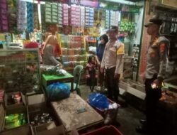 Kapolsubsektor Raba dan Anggota Piket Lakukan Razia Petasan di Pasar Raba