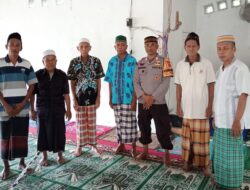 Sholat Ashar Bersama Warga Cara Bhabinkamtibmas Polsek Monta Memakmurkan Masjid di Bulan Suci Ramadhan
