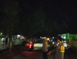 Personel Polsek Madapangga Laksanakan Pengamanan dan Sholat Tarawih Bersama Masyarakat