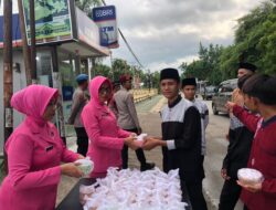 Berkah Ramadhan Gabungan Satker Polres Bima, Bagikan Takjil Berbuka Puasa