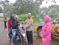 Berbagi di Bulan Suci Ramadhan, Polsek Donggo dan Bhayangkari Membagikan Takjil Berbuka Puasa Kepada Warga