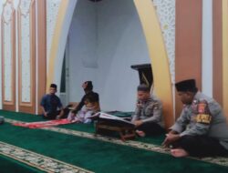 Anggota Polsek Woha,  Tadarusan Al-Qur’an di Bulan Suci Ramadhan Bersama Masyarakat