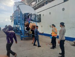 Polsek Kawasan Pelabuhan Laut Bima Lakukan Pengamanan Kapal KM. Awu di Pelabuhan Bima