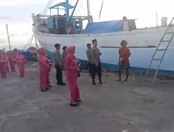 Pembagian Takjil dan Buka Puasa Bersama oleh Kapolsek dan Personil Polsek Kawasan Pelabuhan Laut Bima