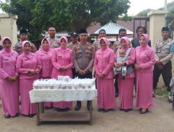 Menjelang Berbuka Puasa Polsek Belo dan Pengurus Bhayangkari Ranting Belo Bagikan Takjil Berbuka Puasa Bagi Pengguna Jalan