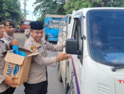 Polsek Ambalawi Polres Bima Kota Bagi-Bagi Ratusan Paket Takjil Berbuka pada Pengendara