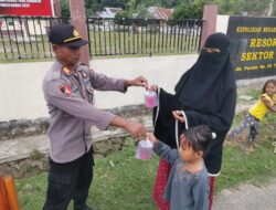 Menabur Kebaikan di Bulan Suci Ramadhan, Polsek Monta dan Pengurus Bhayangkari Bagikan Takjil Berbuka Puasa