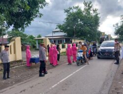 Jelang Berbuka Puasa, Kapolsek Bolo Polres Bima Pimpin Bagi-bagi Takjil