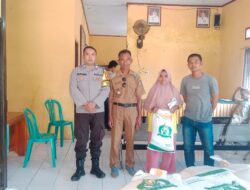 Personel Polsek Woha Laksanakan Pengamanan Penyaluran Bansos dari Badan Ketahanan Pangan Nasional