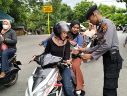 Ramadhan Berkah, Gabungan Satker Polres Bima Berbagai Takjil Menjelang Berbuka Puasa