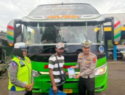 Sat Lantas Polres Bima Kota Himbau Keselamatan Berlalulintas dan Bagikan Brosur Mudik Aman