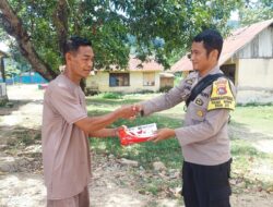Ramadhan Berkah, Bhabinkamtibmas Polsek Monta Bagikan Sarung Sholat  Kepada Warga Binaannya