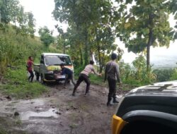 Patroli KRYD, Personel Polsek Donggo Bantu  Warga Bersihkan Bebatuan  Yang Menutupi Jalan