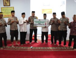 Kapolres Bima AKBP Eko Sutomo, SIK., MIK., Serahkan Zakat Fitrah Ke Baznas Kabupaten Bima