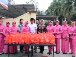 Meraih Ridho Allah SWT di Bulan Suci Ramadhan, Gabungan Sat fungsi  dan Bhayangkari Cabang Bima Bagikan Takjil Berbuka Puasa Gratis