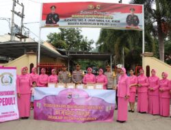 Jelang Berbuka Puasa Ketua Bhayangkari Cabang Bima Didampingi  Pembina Bhayangkari Bagikan Takjil Berbuka Puasa Bagi Pengguna Jalan
