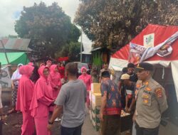 Bantuan Korban Kebakaran dan Bingkisan Lebaran Diberikan oleh Kapolsek Sape dan Bhayangkari