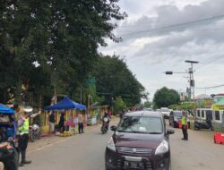 Cegah Kemacetan Jelang Berbuka Puasa, Personel Pos PAM Tente OPS Ketupat Rinjani 2024 Lakukan Gatur Lalin