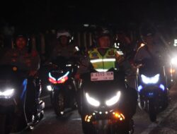 Mengendarai Sepeda Motor Kapolres Bima AKBP Eko Sutomo SIK., MIK., Pimpin Patroli Skala Besar Pengamanan Malam Takbiran Idul Fitri 1445 H