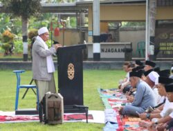 Kapolres Bima AKBP Eko Sutomo SIK., MIK., Sholat Idul Fitri 1 Syawal 1445 H Bersama Masyarakat di Lapangan Apel Mapolres Bima