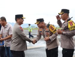 Kapolres Bima AKBP Eko Sutomo S.I.K., M.I.K., Sambut Kedatangan Kapolda NTB Irjen Pol Drs Raden Umar Faroq SH., M.HUM. di Bandara SMS Bima