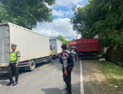 Gerak Cepat Sat Samapta Polres Bima Urai Kemacetan di Depan PT CPI Jalan Lintas Bima-Dompu