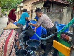 Aksi Peduli Warga Terdampak Kekeringan, Sat-samapta Polres Bima Salurkan  Air Bersih di Desa Kalampa