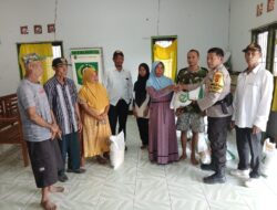 Pastikan Penyaluran Bantuan Beras Aman dan Tepat Sasaran, Bhabinkamtibmas Polsek Woha Laksanakan Pengaman
