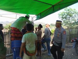 Hadir Melayat/ Sambang Duka Kapolsek Bolo Turut Bantu Prosesi Pemakaman Warga Yang Meninggal Dunia