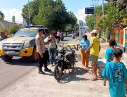 Gerakan Cepat Personel Polsek Bolo Bantu Padamkan Kebakaran Sepeda Motor