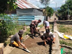 Bhabinkamtibmas Bersama Warga Melaksanakan Giat Gotong Royong di Kelurahan Dara