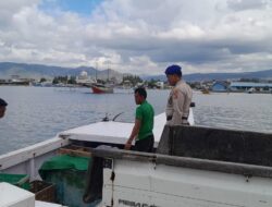 Patroli Laut Satpolairud Polres Bima Kota Berikan Himbauan Kamtibmas dan Keselamatan kepada Nelayan